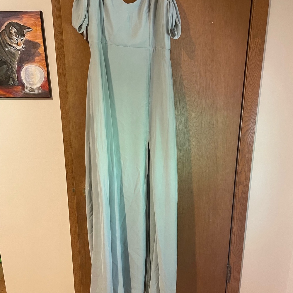 Devin Convertible Dress With Slit
Chiffon Sage